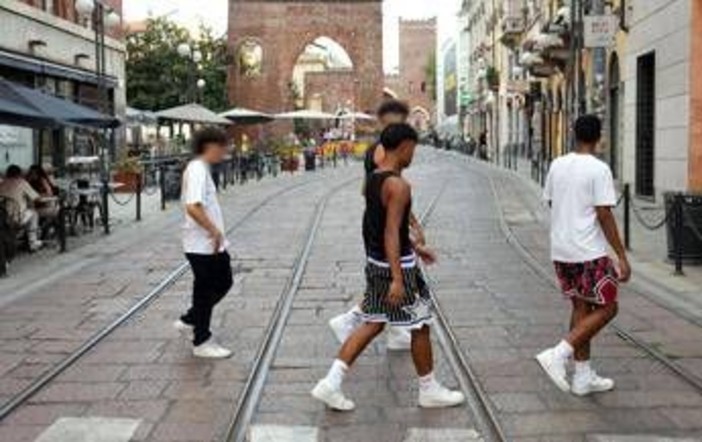 Stop sussidi alle famiglie dei 'maranza', il ddl di Fratelli d'Italia: benefici sospesi se minore condannato ad almeno un anno Stop sussidi alle famiglie dei 'maranza', il ddl di Fratelli d'Italia: benefici sospesi se minore condannato ad almeno un anno