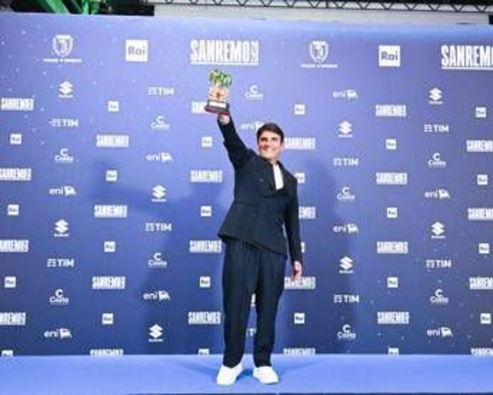 Sanremo, vince 'Per sempre sì' ma la Crusca boccia il testo: "Troppi luoghi comuni" Sanremo, vince 'Per sempre sì' ma la Crusca boccia il testo: "Troppi luoghi comuni"