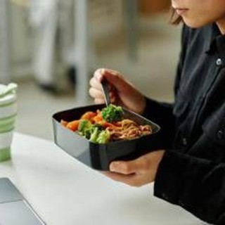 Digiuno intermittente 'non basta', le regole del nutrizionista