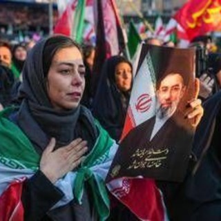 Iran, Mojtaba Khamenei rompe il silenzio: "Voglio vendetta contro Usa, lo stretto di Hormuz resterà chiuso"