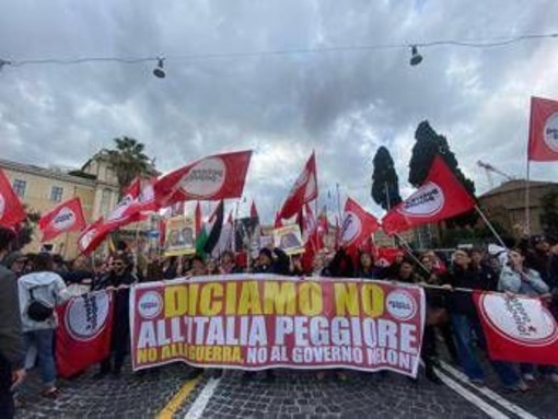 Referendum, a Roma corteo per il 'no': "Contro il governo e la guerra"