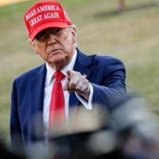 Usa, l'allarme degli ex 007: "Trump sta concentrando potere e indebolendo le istituzioni"