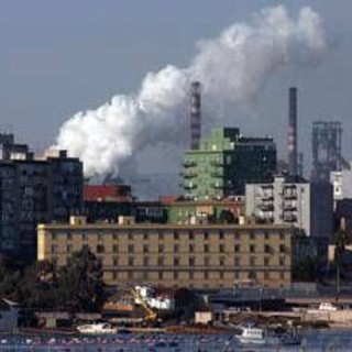 Ex Ilva Taranto, incendio sull'escavatore: operaio scappa e riporta fratture multiple