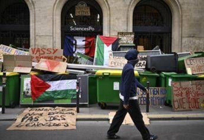 Francia, esplode la protesta dei liceali: oltre 200 feriti. Stop alle granate della polizia Francia, esplode la protesta dei liceali: oltre 200 feriti. Stop alle granate della polizia