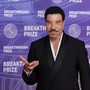 Lionel Richie ferma il concerto per un malore: "Non era in condizioni di continuare"