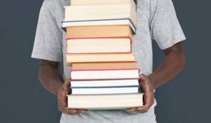 Giornata mondiale del libro, tutte le curiosità: dalla data del 23 aprile alla tradizione delle rose