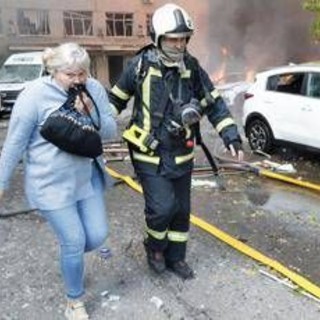 Ucraina, attacco nella notte a Kiev: danni e incendi. Zelensky: "8000 truppe nordcoreane in Russia" Ucraina, attacco nella notte a Kiev: danni e incendi. Zelensky: "8000 truppe nordcoreane in Russia"