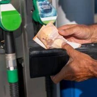 Carburanti, torna l’accisa piena: il diesel aumenta di 6 centesimi