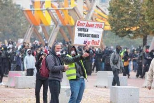 La Francia si prepara a nuova giornata di protesta, oltre 70mila agenti schierati e unità dell'elite: "Alto livello di minaccia"