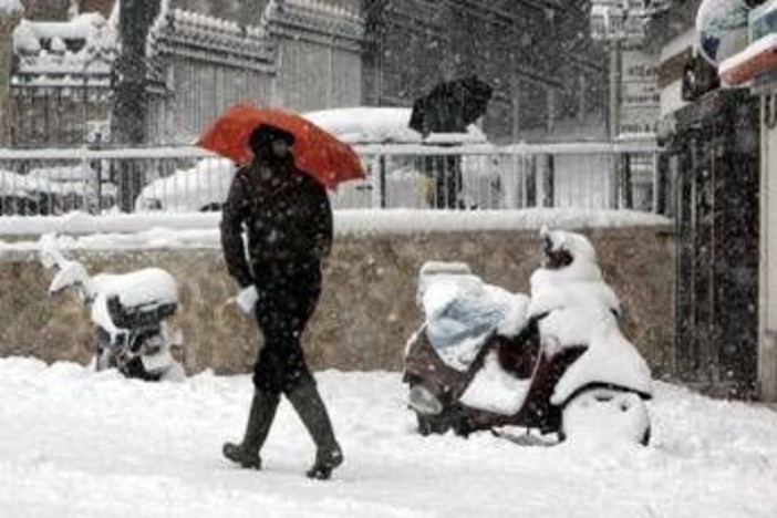 Maltempo oggi sull'Italia, vento piogge e neve in collina: allerta rossa in Abruzzo e arancione in tre regioni Maltempo oggi sull'Italia, vento piogge e neve in collina: allerta rossa in Abruzzo e arancione in tre regioni