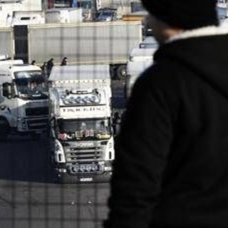 Caro carburanti, continua la protesta dei tir: stop e rallentamenti su A1 e A30 Caro carburanti, continua la protesta dei tir: stop e rallentamenti su A1 e A30