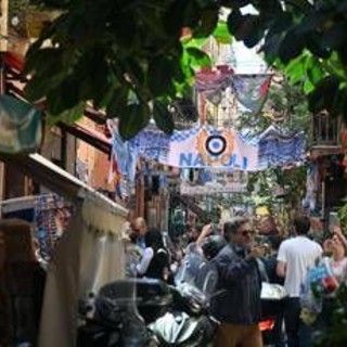 Sindaco francese dice no ai panni stesi: "Qui non siamo a Napoli". La risposta dell'assessore Puca: "Ci dispiace per voi"