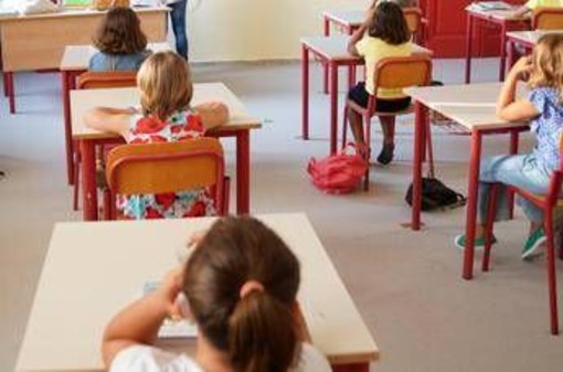 Bimbo caduto da terrazzo scuola a Genova, la procura valuta lesioni colpose o abbandono di minore