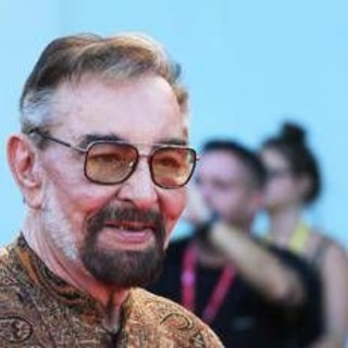 Sanremo 2026, Kabir Bedi chi è: 50 anni di Sandokan (con Can Yaman) Sanremo 2026, Kabir Bedi chi è: 50 anni di Sandokan (con Can Yaman)