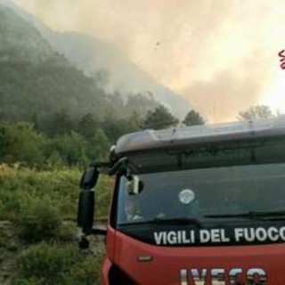 Incendio a Sesto al Reghena, operaio ferito e colonna di fumo visibile a chilometri