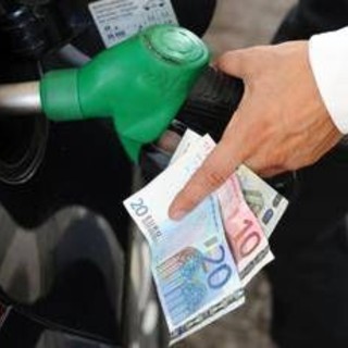 Prezzi carburanti ancora in calo, scendono costi benzina e diesel Prezzi carburanti ancora in calo, scendono costi benzina e diesel