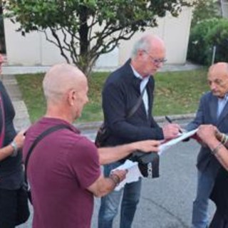 Roma non dimentica Falcao: selfie e autografi con i tifosi, poi spunta... la storica maglia numero 5 Roma non dimentica Falcao: selfie e autografi con i tifosi, poi spunta... la storica maglia numero 5