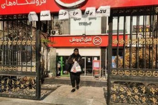 Iran, dal governo 7 dollari al mese per cittadini e 1.800 per terroristi Hezbollah: la denuncia di Israele