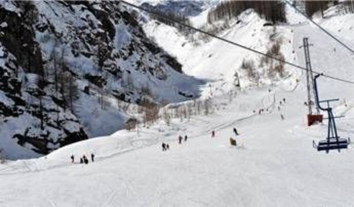 Incidente in funivia a Macugnaga, 2 feriti e 100 bloccati a monte Incidente in funivia a Macugnaga, 2 feriti e 100 bloccati a monte