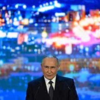Ucraina, Ue adotta nuove sanzioni su Russia. 007 Gb: "Pace? Putin ci prende in giro" Ucraina, Ue adotta nuove sanzioni su Russia. 007 Gb: "Pace? Putin ci prende in giro"