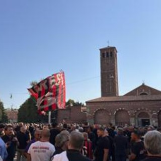 Baresi, oggi i funerali: migliaia di tifosi a Sant’Ambrogio per l’ultimo saluto Baresi, oggi i funerali: migliaia di tifosi a Sant’Ambrogio per l’ultimo saluto