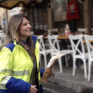 Napoli, il portalettere al servizio della comunità nel centro storico