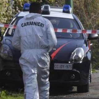 Femminicidio ad Ancona, donna picchiata a morte in casa: si cerca il marito