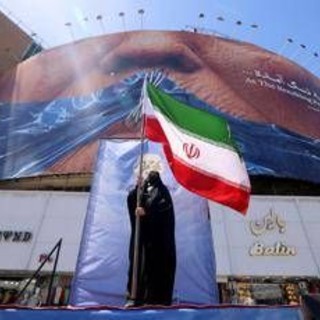 Iran, Teheran spara contro navi Usa e avverte: "Basi americane sono obiettivi legittimi"