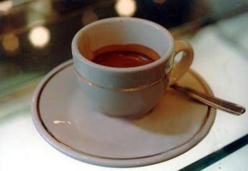 Ti porti la tazzina al bar? Il caffè costa solo 50 centesimi Ti porti la tazzina al bar? Il caffè costa solo 50 centesimi