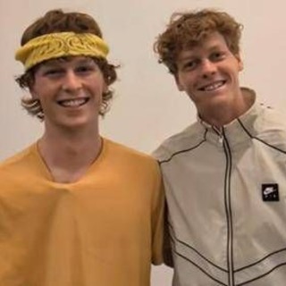 Sinner e l'incontro con il sosia (più o meno) agli Australian Open