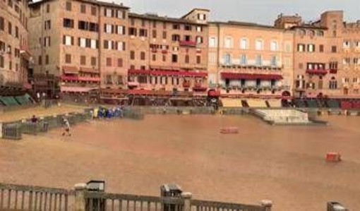 Palio di Siena, pioggia su piazza del Campo: Carriera verso nuovo rinvio Palio di Siena, pioggia su piazza del Campo: Carriera verso nuovo rinvio