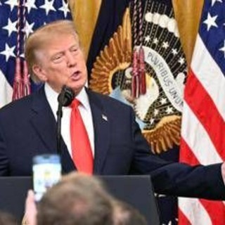 Trump, l'omaggio a Cristoforo Colombo e le battute: "Il mio amico Pavarotti..."