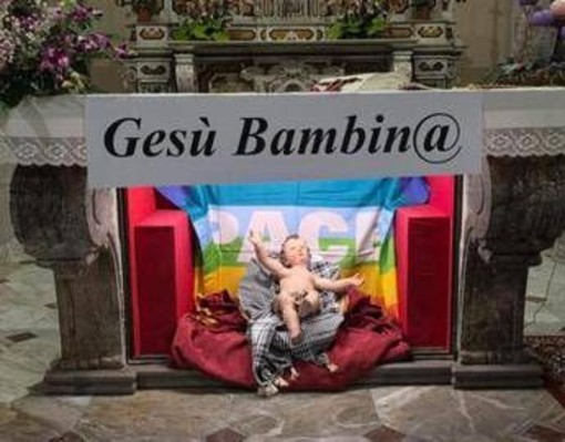Gesù è una bambina nel presepe, Don Vitaliano: "Dio si incarna anche nelle donne"