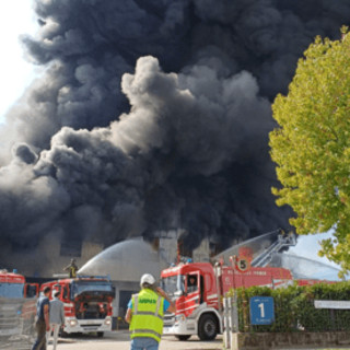 Maxi incendio a Malo, fiamme in una fabbrica di laterizi: "Mantenere chiuse porte e finestre"