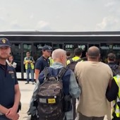 Immigrazione, rimpatriati al Cairo con volo charter 23 egiziani espulsi Immigrazione, rimpatriati al Cairo con volo charter 23 egiziani espulsi