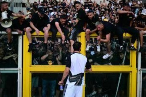 Juventus, tifoso in ospedale dopo scontri. La richiesta alla squadra: "Non giocate" Juventus, tifoso in ospedale dopo scontri. La richiesta alla squadra: "Non giocate"