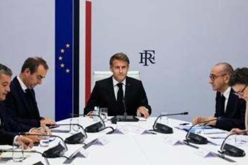 Francia, ministro Interno: "Polizia ha perso il controllo delle proteste". Macron respinge le dimissioni