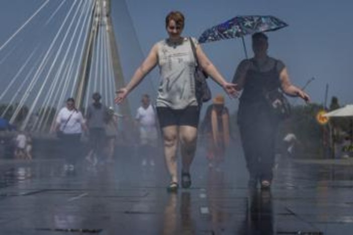 Caldo record in Europa, l'ondata si sposta a Est: Budapest verso i 40°C, allerta in 7 Paesi Caldo record in Europa, l'ondata si sposta a Est: Budapest verso i 40°C, allerta in 7 Paesi
