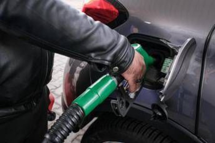 Benzina e diesel, continua calo prezzi carburanti Benzina e diesel, continua calo prezzi carburanti