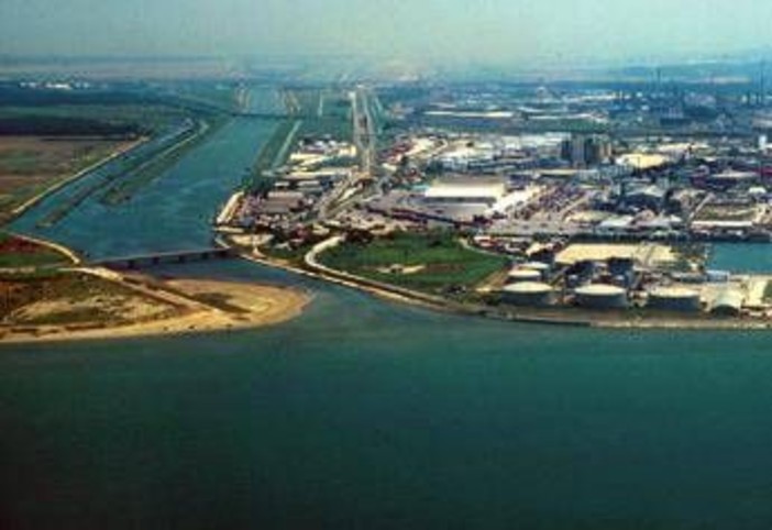 Tragedia al porto di Livorno: barca si ribalta, un morto Tragedia al porto di Livorno: barca si ribalta, un morto