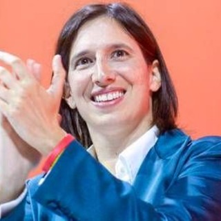 Centrosinistra, Schlein ufficializza corsa per Palazzo Chigi: "Io candidata premier, con o senza primarie" Centrosinistra, Schlein ufficializza corsa per Palazzo Chigi: "Io candidata premier, con o senza primarie"