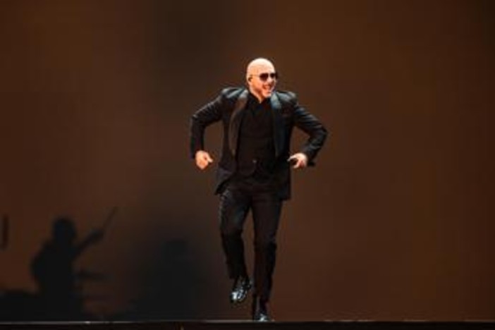 Pitbull canta davanti alla più grande folla di 'calvi' al mondo: il record