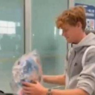 Sinner arriva in Cina, ad accoglierlo c'è... un cuscino