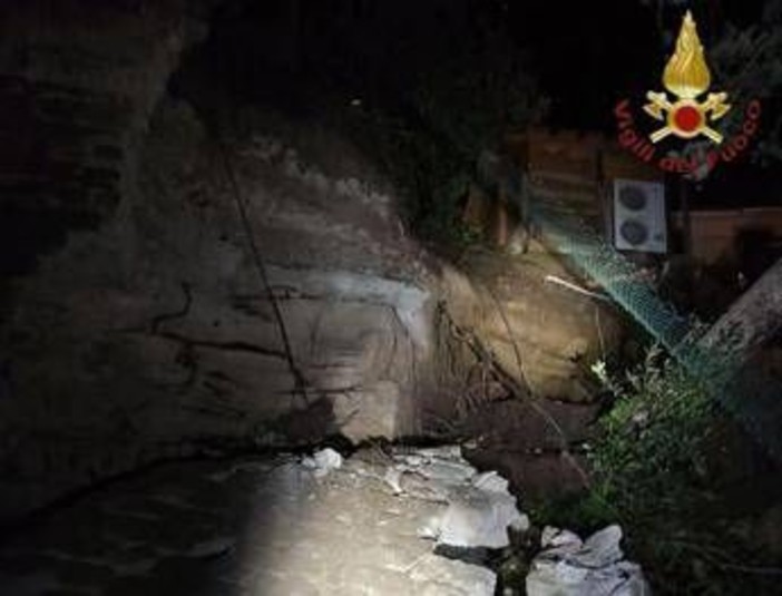 Muro di contenimento crolla su una palazzina a Formello, un morto e due feriti Muro di contenimento crolla su una palazzina a Formello, un morto e due feriti