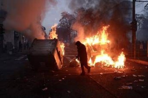 Scontri al corteo per Askatasuna, identificati oltre 30 manifestanti Scontri al corteo per Askatasuna, identificati oltre 30 manifestanti