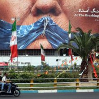 Iran-Usa, conto alla rovescia per l'accordo? Trump: "Firma imminente". Teheran frena