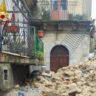 Reggio Calabria, crolla muro a ridosso di una chiesa: auto travolte dai detriti