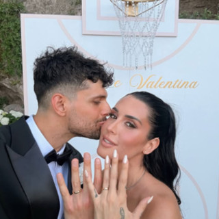 Valentina Vignali si è sposata, il matrimonio con Fabio Stefanini a tema 'basket' Valentina Vignali si è sposata, il matrimonio con Fabio Stefanini a tema 'basket'