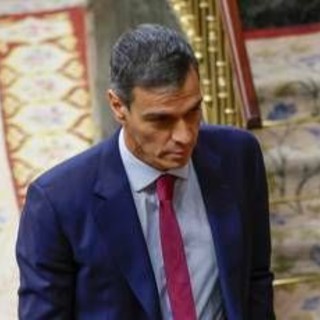 Moglie e fratello indagati, tra proteste e perquisizioni il giugno difficile di Sanchez Moglie e fratello indagati, tra proteste e perquisizioni il giugno difficile di Sanchez