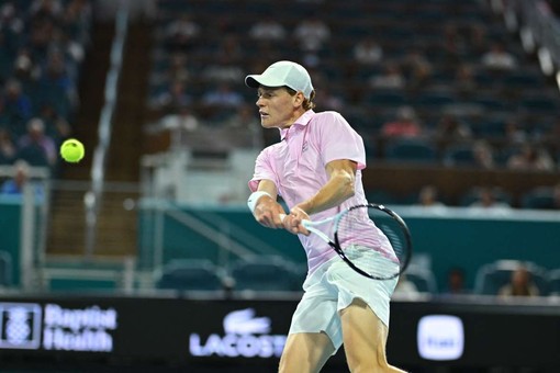 Sinner batte Michelsen e si qualifica per i quarti del Miami Open Sinner batte Michelsen e si qualifica per i quarti del Miami Open